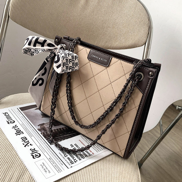 Stílusos kézitáska szalaggal és lánccal