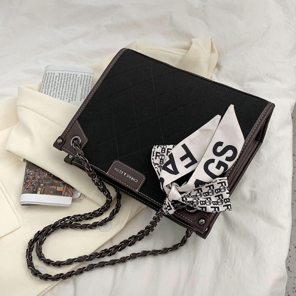 Stílusos kézitáska szalaggal és lánccal