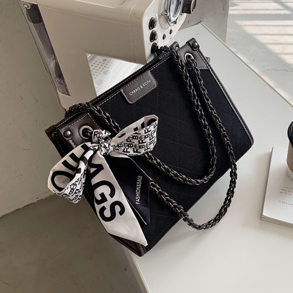 Stílusos kézitáska szalaggal és lánccal