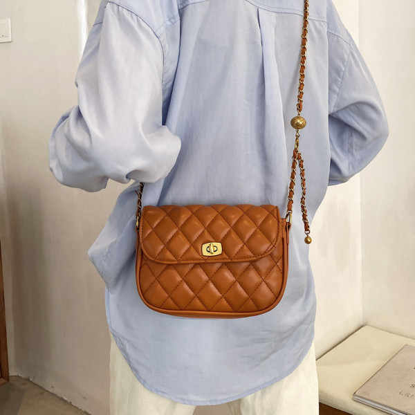 Uue mudeli nahast metallkinnitusega õlakott