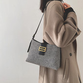 Női táska hosszú bőr fogantyúval, fekete és barna színben