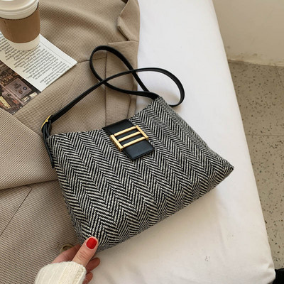 Női táska hosszú bőr fogantyúval, fekete és barna színben