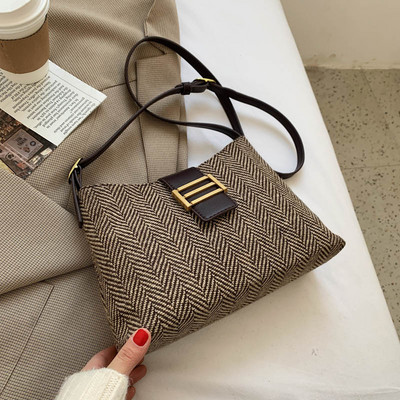 Női táska hosszú bőr fogantyúval, fekete és barna színben