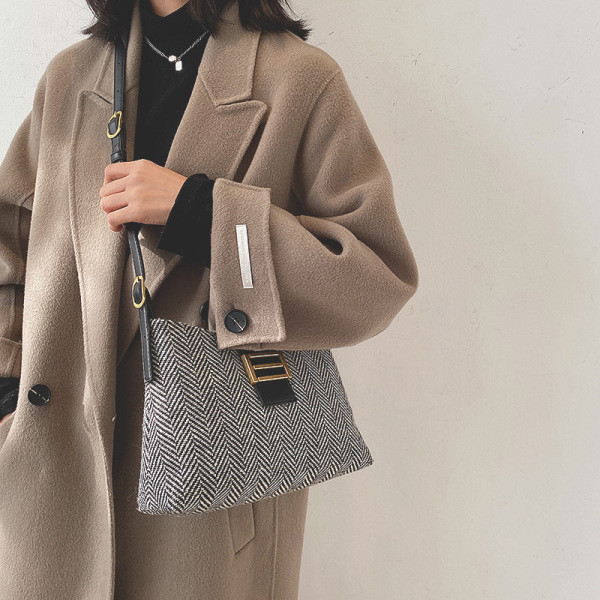 Női táska hosszú bőr fogantyúval, fekete és barna színben