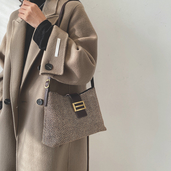 Női táska hosszú bőr fogantyúval, fekete és barna színben