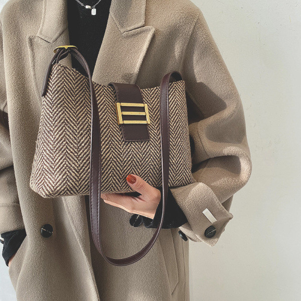 Női táska hosszú bőr fogantyúval, fekete és barna színben