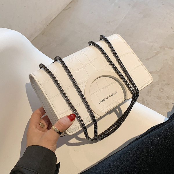 Modern női táska eko bőrből, fém rögzítéssel