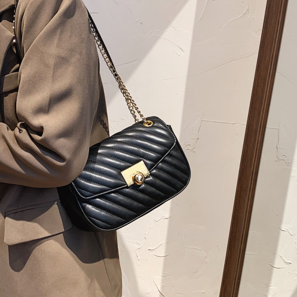 Moderna ženska torba od umjetne kože sa metalnom ručkom