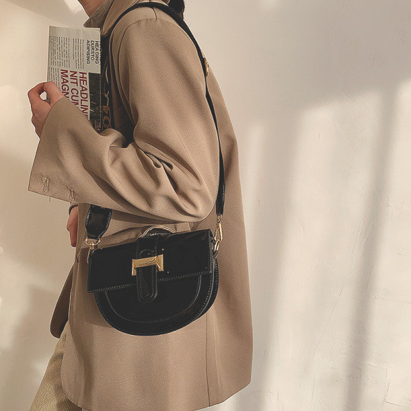 Lezser női bőrtáska hosszú füllel, különböző színekben