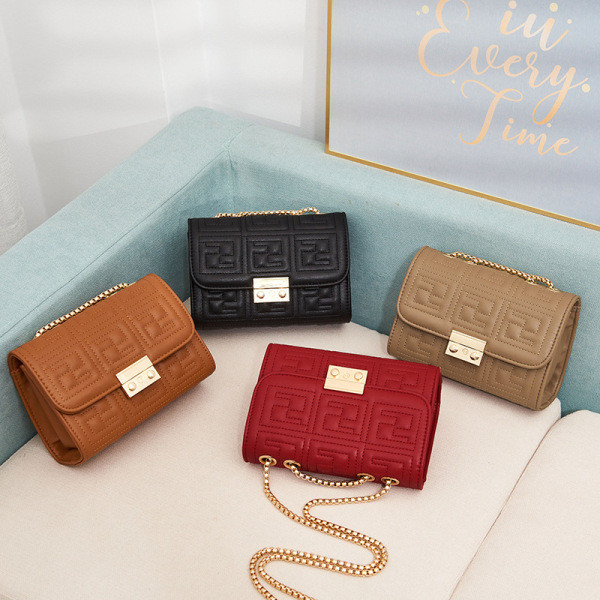 Kis bőrtáska fém fogantyúval és csattal