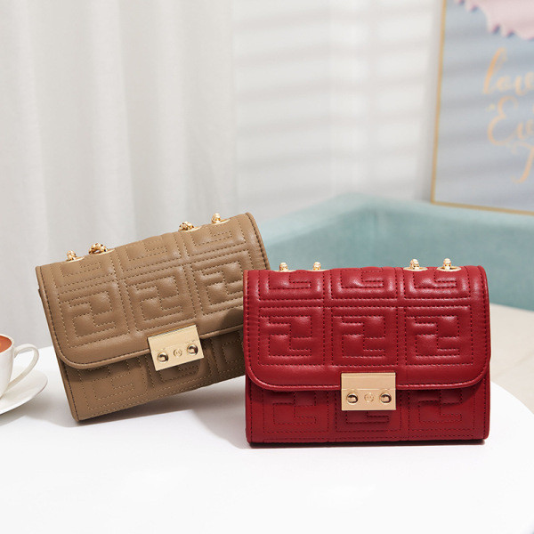 Kis bőrtáska fém fogantyúval és csattal