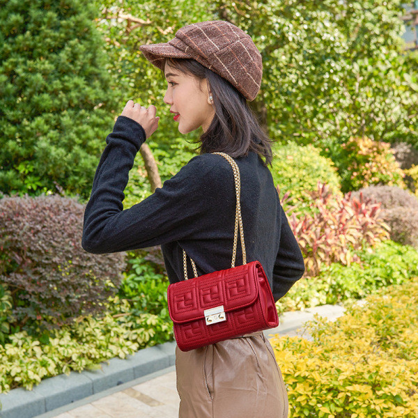 Kis bőrtáska fém fogantyúval és csattal