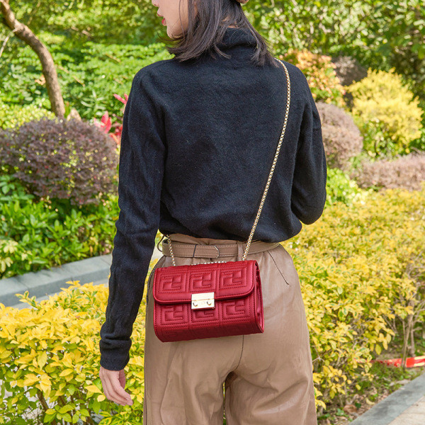 Kis bőrtáska fém fogantyúval és csattal