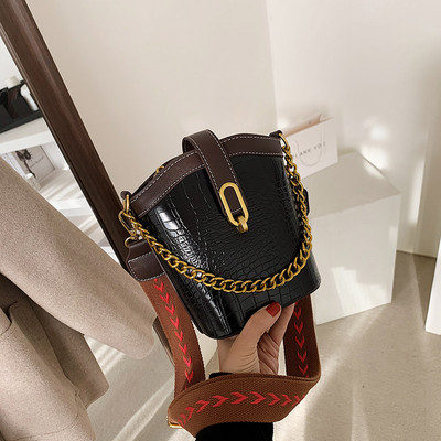 Stílusos női bőrtáska hosszú fogantyúval és csattal