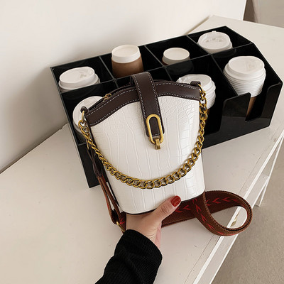 Stílusos női bőrtáska hosszú fogantyúval és csattal