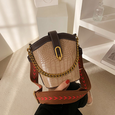 Stílusos női bőrtáska hosszú fogantyúval és csattal