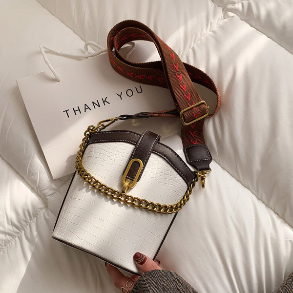 Stílusos női bőrtáska hosszú fogantyúval és csattal