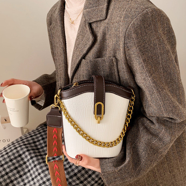 Stílusos női bőrtáska hosszú fogantyúval és csattal