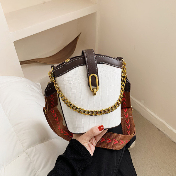 Stílusos női bőrtáska hosszú fogantyúval és csattal