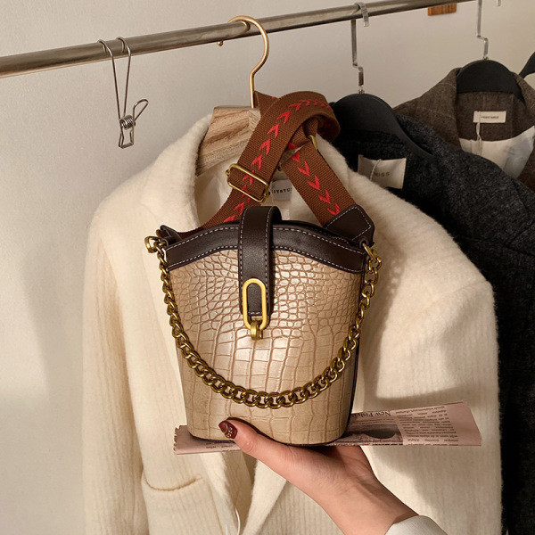 Stílusos női bőrtáska hosszú fogantyúval és csattal