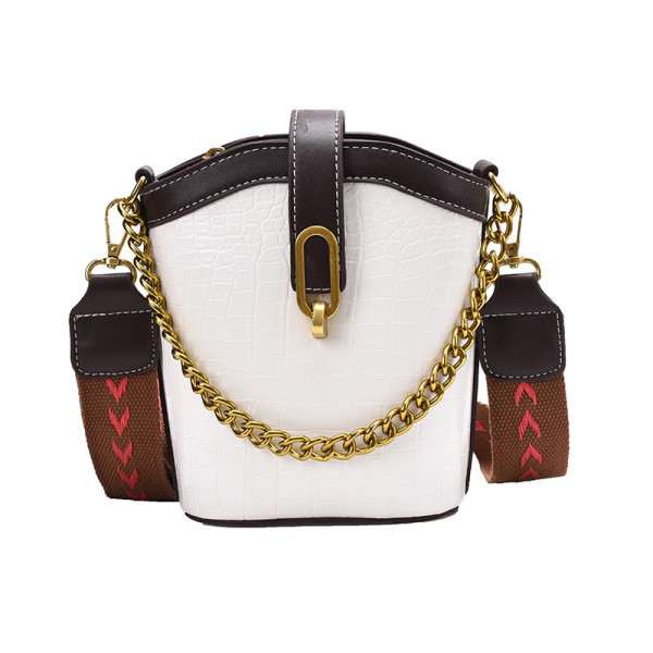 Stílusos női bőrtáska hosszú fogantyúval és csattal