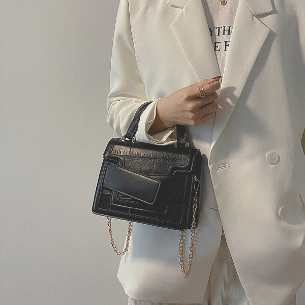 Női napi táska fém lánccal - sima modell