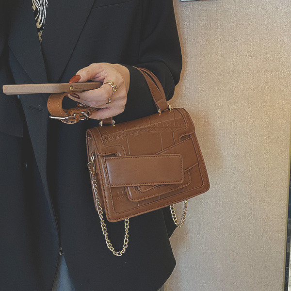 Női napi táska fém lánccal - sima modell