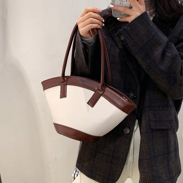 Alkalmi női táska rövid fogantyúval és cipzárral