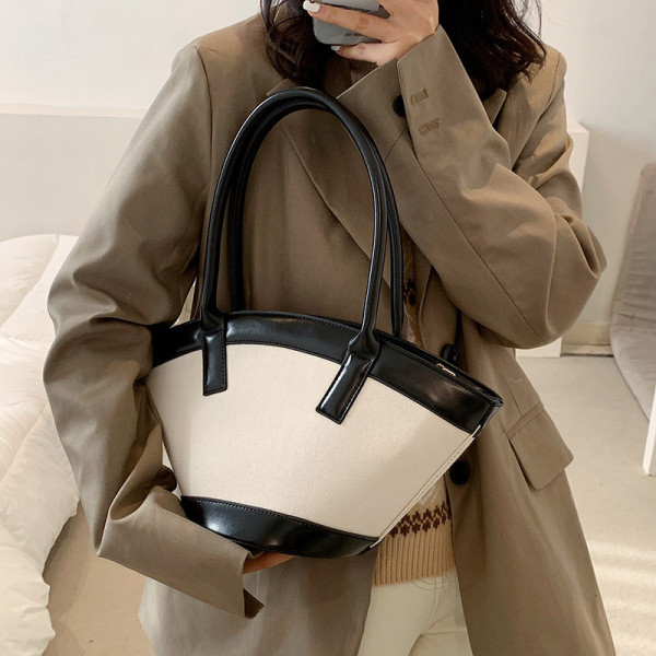 Alkalmi női táska rövid fogantyúval és cipzárral