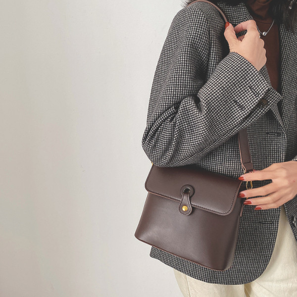 Sima modell női táska hosszú füllel