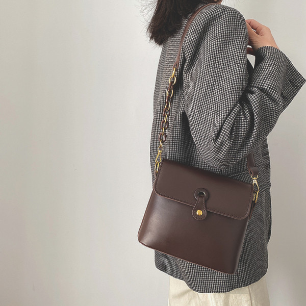 Sima modell női táska hosszú füllel