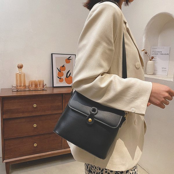 Sima modell női táska hosszú füllel