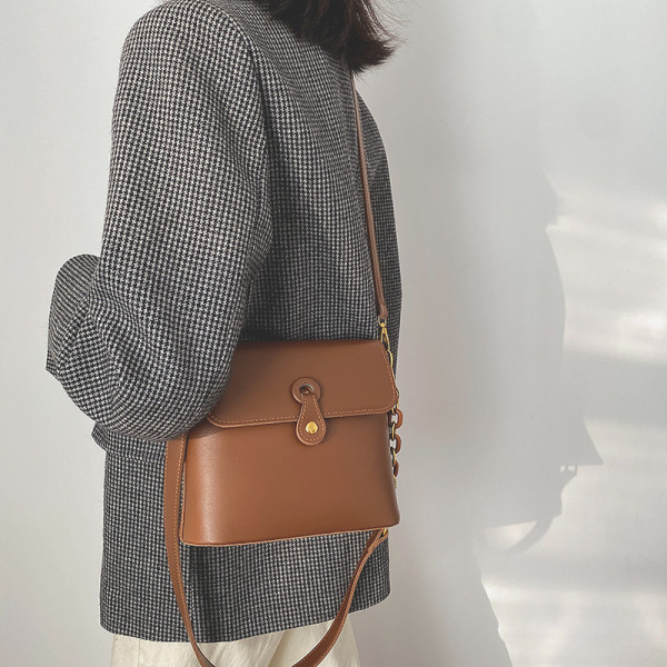 Sima modell női táska hosszú füllel