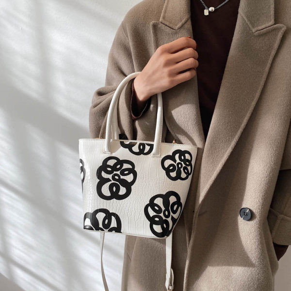 Alkalmi női táska virágos motívumokkal