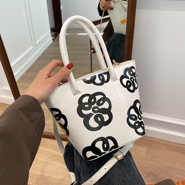 Alkalmi női táska virágos motívumokkal