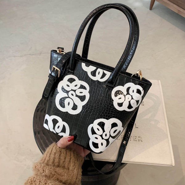 Alkalmi női táska virágos motívumokkal