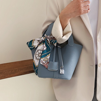 Модерна дамска чанта с цветна панделка и къса дръжка