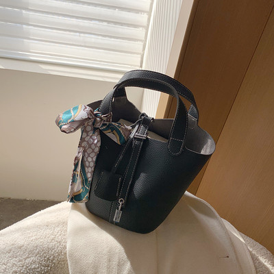 Modern női táska színes szalaggal és rövid fogantyúval