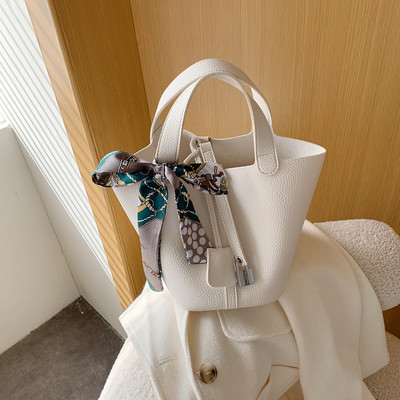 Modern női táska színes szalaggal és rövid fogantyúval