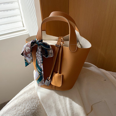 Modern női táska színes szalaggal és rövid fogantyúval