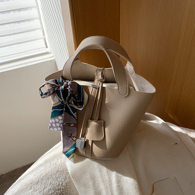 Modern női táska színes szalaggal és rövid fogantyúval