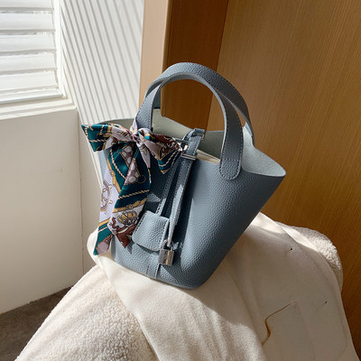 Modern női táska színes szalaggal és rövid fogantyúval