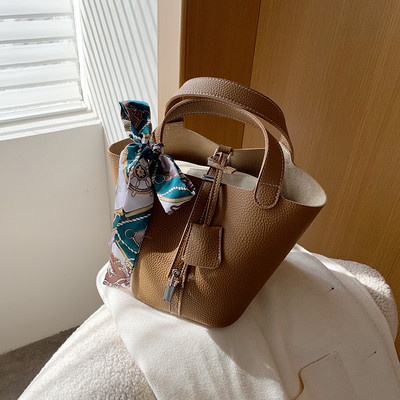 Modern női táska színes szalaggal és rövid fogantyúval