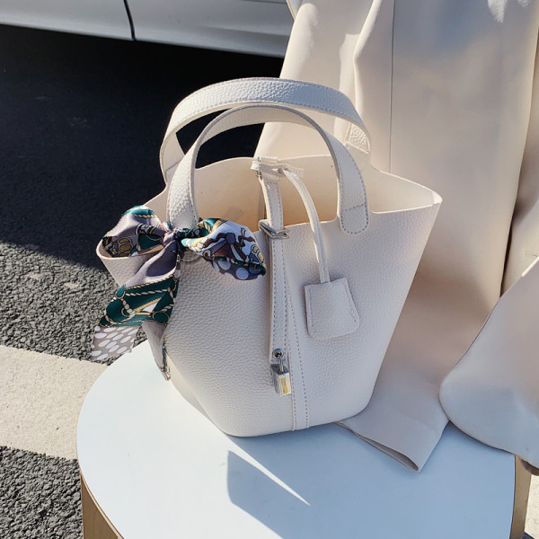 Modern női táska színes szalaggal és rövid fogantyúval