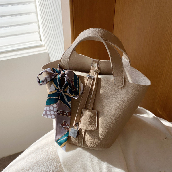 Modern női táska színes szalaggal és rövid fogantyúval