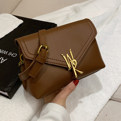 Γυναικεία τσάντα νέου μοντέλου από οικολογικό δέρμα με μεταλλικό στοιχείο