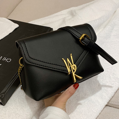 Γυναικεία τσάντα νέου μοντέλου από οικολογικό δέρμα με μεταλλικό στοιχείο