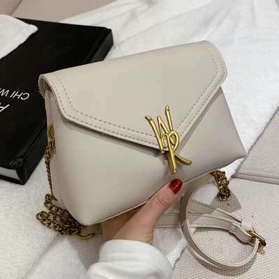 Γυναικεία τσάντα νέου μοντέλου από οικολογικό δέρμα με μεταλλικό στοιχείο