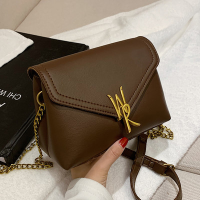 Γυναικεία τσάντα νέου μοντέλου από οικολογικό δέρμα με μεταλλικό στοιχείο