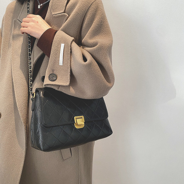 Ženska svakodnevna torba s dugim lancem i metalnom kopčom